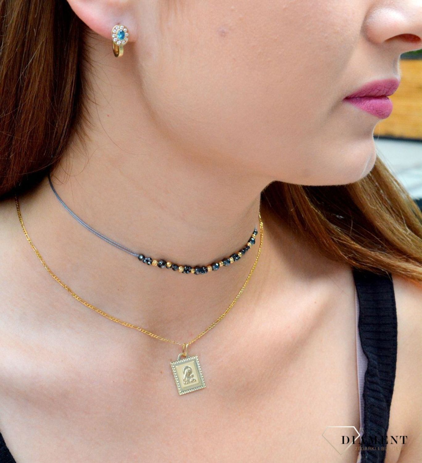 Złote kolczyki dla dziewczynki 333 cyrkonia KL 2643B 333. Śliczne, złote kolczyki dla dziewczynki wykonane z wysokiej próby złota 333 o wadze około 1,55 g oraz długości około 1 cm. Minimalistyczne kolczyki.jpg